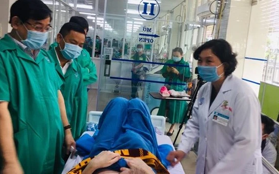 Các chuyên gia thăm hỏi sức khỏe bệnh nhân 91 tại Bệnh viện Chợ Rẫy.