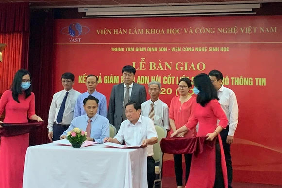 Lãnh đạo Viện Công nghệ sinh học và Cục Người có công tiến hành các thủ tục tại lễ bàn giao.