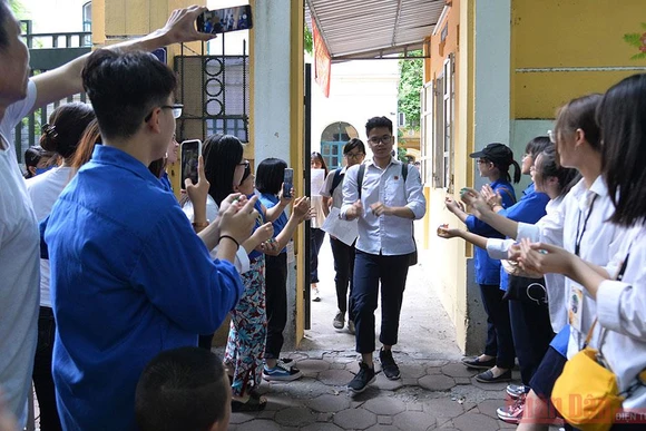 Lực lượng thanh niên tình nguyện chúc mừng, tặng quà cho các thí sinh sau khi kết thúc mỗi buổi thi.