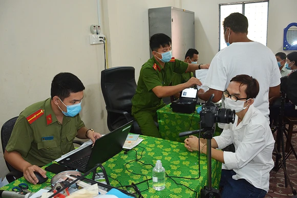 Công an huyện Châu Thành thực hiện cấp thẻ CCCD cho người dân.