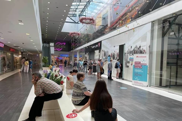 Người dân Nga xếp hàng chờ tiêm chủng tại một siêu thị ở thủ đô Moskva. (Ảnh: Quế Anh)