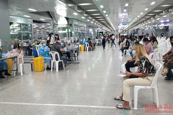 Người dân chờ tiêm tại một trung tâm tiêm chủng ở thủ đô Bangkok, Thái Lan. (Ảnh: NAM ĐÔNG)