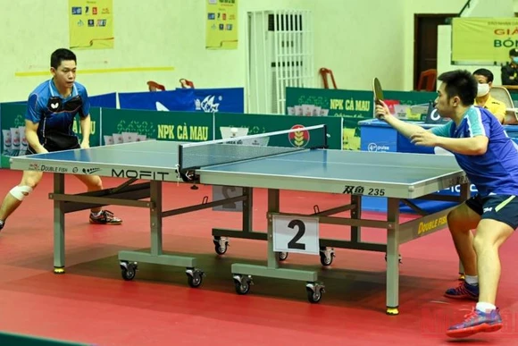 Trận bán kết đơn nam giữa Nguyễn Đức Tuân (phải) và Nguyễn Văn Huấn.