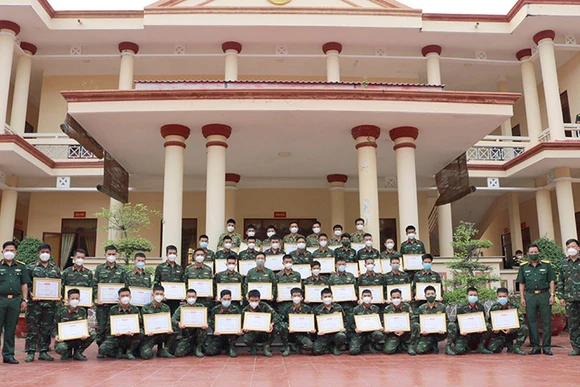 Tuyên dương, khen thưởng những cá nhân của các đơn vị quân đội tăng cường hỗ trợ địa phương phòng, chống dịch Covid-19.