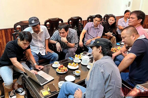 Các thành viên Ban Giám khảo thảo luận về những bức ảnh lọt vào chung khảo.