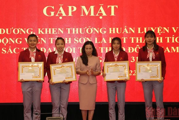 Hội Khuyến học tỉnh Sơn La tặng Giấy khen cho 4 vận động viên tham dự SEA Games 31.