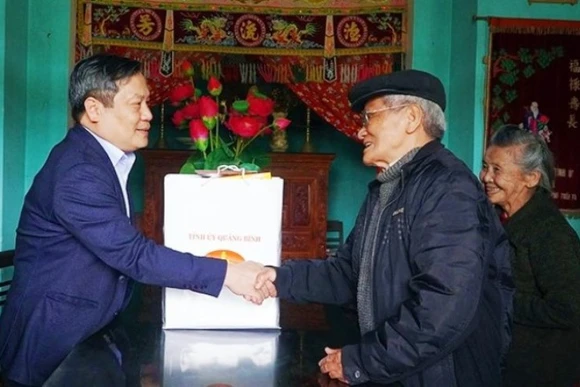 Bí thư Tỉnh ủy Quảng Bình Vũ Đại Thắng thăm, chúc Tết nhà báo lão thành Trần Quốc Vinh, nguyên Vụ trưởng Vụ Tổ chức cán bộ, Báo Nhân Dân.
