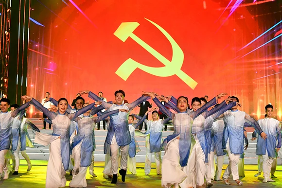 Múa hát mừng Đảng, mừng Xuân.