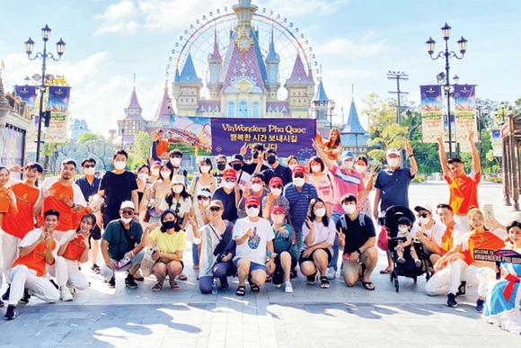 Thích ứng với tình hình mới, Phú Quốc (Kiên Giang) đã mở cửa đón khách du lịch quốc tế theo chương trình thí điểm “hộ chiếu vaccine”. Ảnh: Viết Chung 