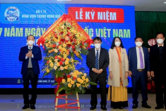 Lãnh đạo tỉnh Thừa Thiên Huế trao lẵng hoa chúc mừng của Chủ tịch nước Nguyễn Xuân Phúc đến đội ngũ thầy thuốc Bệnh viện Trung ương Huế.