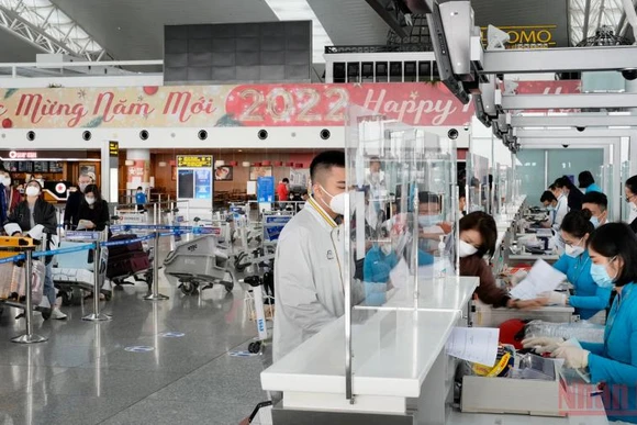 Hành khách làm thủ tục hàng không tại sân bay Nội Bài dịp Tết Nguyên đán.
