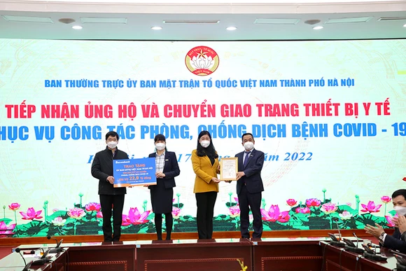 Đại diện Mặt trận tổ quốc thành phố tiếp nhận hỗ trợ từ các doanh nghiệp