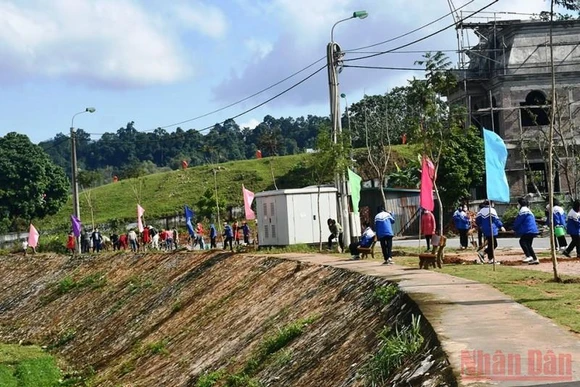 Ra quân trồng cây đầu Xuân ở thành phố Lào Cai.