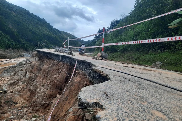 Tuyến đường ĐT.606 bị sạt lở gây ách tắc giao thông