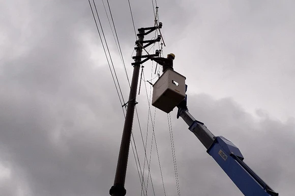 Xí nghiệp dịch vụ Điện lực dùng cẩu chuyên dùng khắc phục sự cố mất điện nhanh chóng