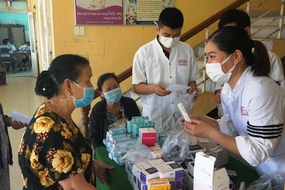 Các thầy thuốc trẻ khám bệnh cho người dân. (Ảnh: Bệnh viện cung cấp)