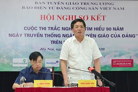 Các đồng chí chủ trì hội nghị.