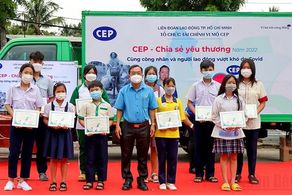 Đại diện Tổ chức Tài chính vi mô (CEP) trao học bổng cho con em công nhân lao động tại Khu chế xuất Linh Trung 2, thành phố Thủ Đức, Thành phố Hồ Chí Minh.