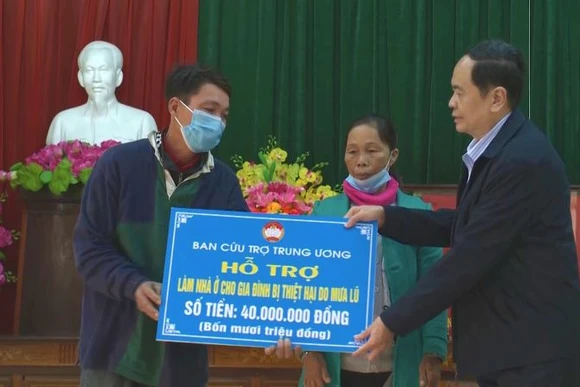 Đồng chí Trần Thanh Mẫn trao hỗ trợ cho người dân