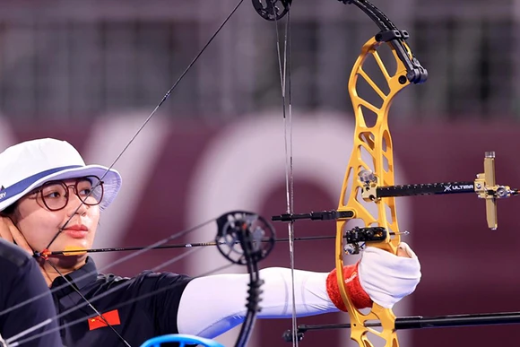 VÐV Chen Minyi giúp Trung Quốc giành HCV ở nội dung bắn cung đồng đội hỗn hợp W1. Ảnh: IPC/Getty
