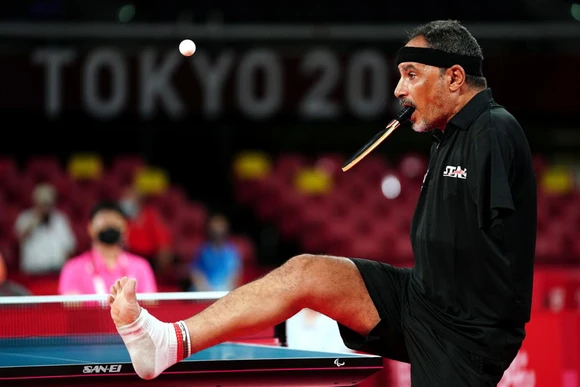 Cách giữ vợt và giao bóng "có một không hai" của Ibrahim Hamadtou. (Ảnh: Getty Images)