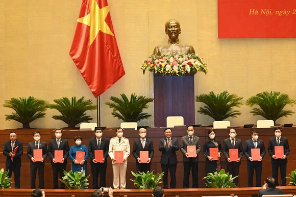 Chủ tịch Quốc hội Vương Đình Huệ trao Nghị quyết của Quốc hội đối với chức danh Tổng Thư ký Quốc hội, Chủ tịch Hội đồng Dân tộc, Chủ nhiệm các Ủy ban của Quốc hội và Tổng Kiểm toán Nhà nước. (Ảnh: DUY LINH)