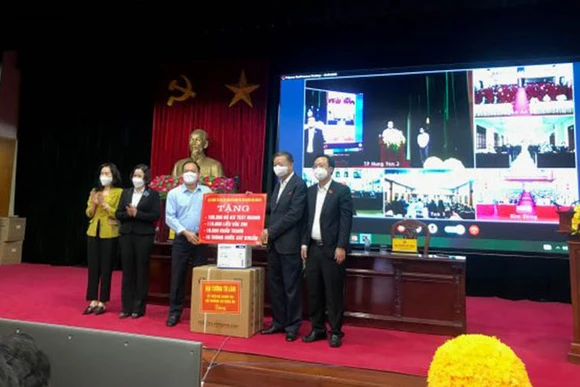 Nhân dịp tiếp xúc cử tri, Bộ trưởng Công an Tô Lâm trao tặng tỉnh Hưng Yên vaccine và kit test nhanh để phòng, chống dịch Covid-19.