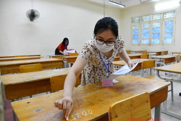 Cán bộ coi thi thực hiện nhiệm vụ tại Kỳ thi tốt nghiệp THPT 2020 (Ảnh: THUỶ NGUYÊN)