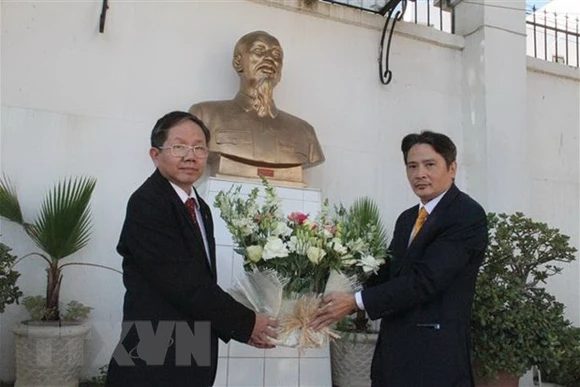 Dâng hoa tưởng nhớ Chủ tịch Hồ Chí Minh tại đại lộ Hồ Chí Minh, thủ đô Algers nhân dịp Kỷ niệm 130 năm ngày sinh của Người tại khuôn viên Đại sứ quán Việt Nam tại Algeria, ngày 19-5-2020 tại thủ đô Al