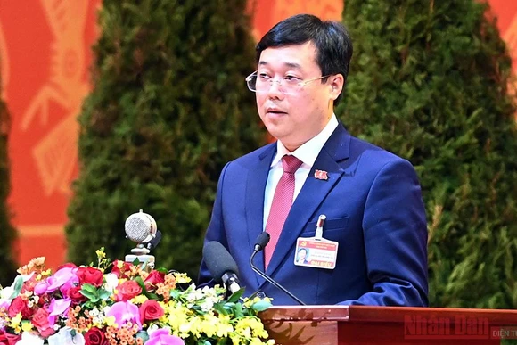 Đồng chí Lê Quốc Phong, Ủy viên Trung ương Đảng khóa XIII, Bí thư Tỉnh ủy Đồng Tháp trình bày tham luận tại Đại hội.