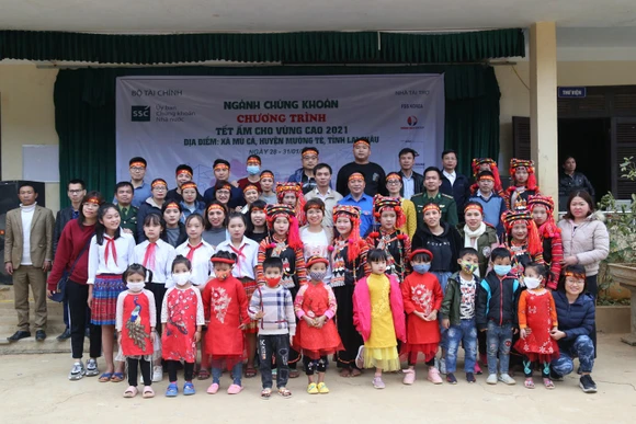 Đoàn thăm và tặng quà cho học sinh xã Mù Cả.