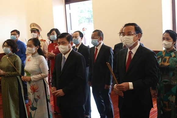 Các đại biểu dâng hương tưởng niệm Chủ tịch Hồ Chí Minh.