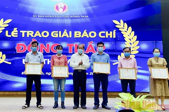 Phó Chủ tịch UBND tỉnh Đồng Tháp Đoàn Tấn Bửu trao thưởng cho các tác giả và nhóm tác giả đạt giải A
