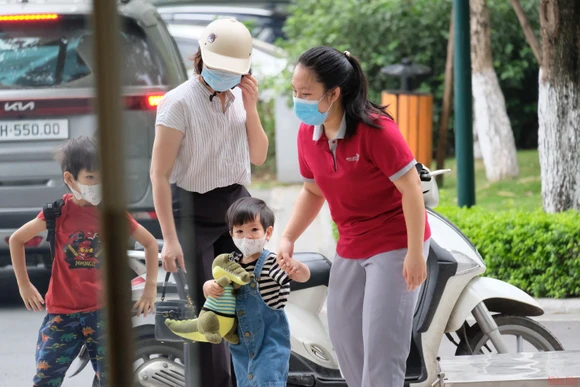 Bỡ ngỡ ngày đến trường sau một thời gian dài nghỉ dịch của các bé Trường Thăng Long Academy Hà Nội. (Ảnh: SƠN BÁCH)