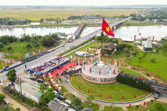 Toàn cảnh lễ Thượng cờ thống nhất non sông nhìn từ trên cao. (Ảnh: THÀNH ĐẠT)