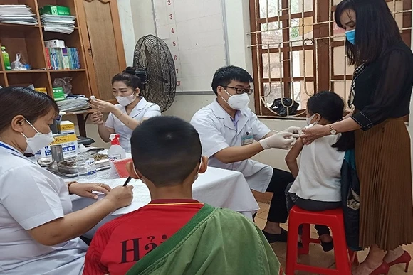 95 học sinh lớp 5, Trường Tiểu học thị trấn Vũ Thư (huyện Vũ Thư, tỉnh Thái Bình) được tiêm vaccine ngừa Covid-19 sáng 22/4 . (Ảnh Mai Tú)