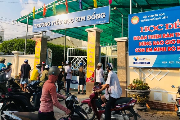 Học sinh trường Tiểu học Kim Đồng, TP Bạc Liêu ngày đầu trở lại học trực tiếp. Ảnh chụp trưa 18/4. (Ảnh Trọng Duy).