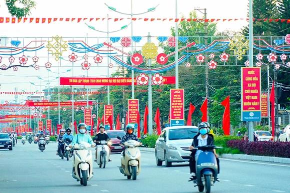 Đường phố TP Điện Biên Phủ (Điện Điên) rực rỡ chào mừng thành công Đại hội. Ảnh Lê Lan.