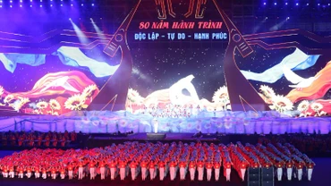 Chương trình nghệ thuật đặc biệt “80 năm – Hành trình Độc lập, Tự do, Hạnh phúc” là bản hùng ca chào mừng kỷ niệm 80 năm Quốc khánh 2/9. (Ảnh: TRẦN HUẤN)