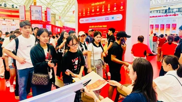 Triển lãm “Báo Nhân Dân - Tiếng nói của Đảng, Nhà nước và nhân dân Việt Nam” thu hút đông đảo công chúng. (Ảnh: KIM LĨNH)