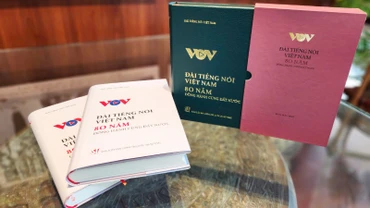 Sách “Đài Tiếng nói Việt Nam - 80 năm đồng hành cùng đất nước” được ra mắt nhân kỷ niệm 80 năm ngày thành lập Đài Tiếng nói Việt Nam. (Ảnh: BTC)