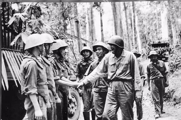 Tư lệnh Đồng Sỹ Nguyên động viên các chiến sĩ lái xe Tiểu đoàn xe 101 tại trọng điểm Văng Mu.