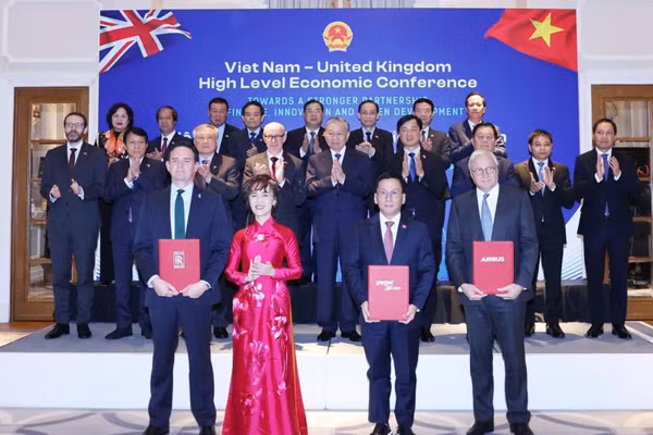 Tổng Bí thư Tô Lâm (giữa) chứng kiến Vietjet trao các hợp đồng đặt mua máy bay với Airbus tại Hội nghị Kinh tế cấp cao Việt Nam-Anh.
