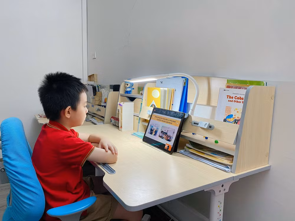 Phụ huynh cần trao đổi cởi mở để bảo vệ trẻ khi sử dụng máy tính, điện thoại.