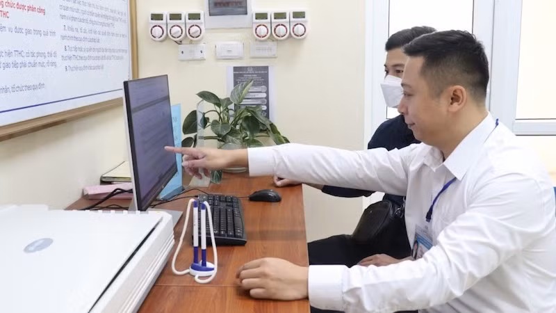 Người dân đang được hướng dẫn thực hiện thủ tục hành chính trên môi trường mạng. (Ảnh minh họa)