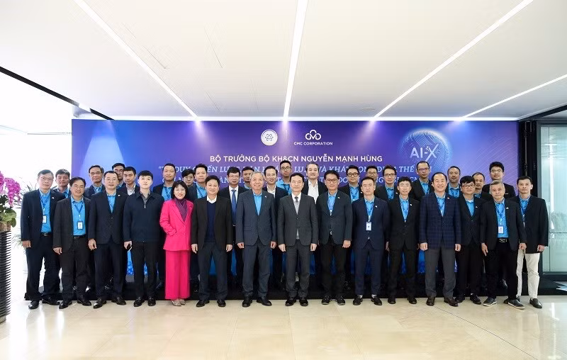 Bộ trưởng Khoa học và Công nghệ Nguyễn Mạnh Hùng thăm và nói chuyện với cán bộ lãnh đạo Tập đoàn Công nghệ CMC