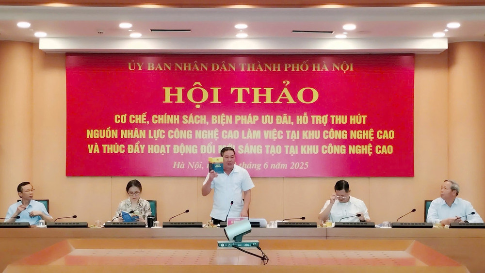 Ông Lê Hồng Sơn, Phó Chủ tịch thường trực UBND Thành phố Hà Nội phát biểu tại Hội thảo. anh-3.jpg