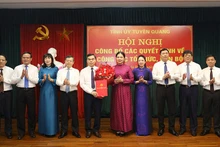 Lãnh đạo tỉnh Tuyên Quang tặng hoa chúc mừng đồng chí Ma Thế Hồng.