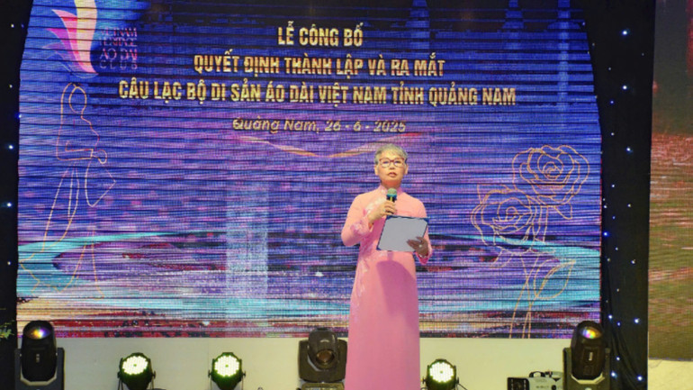 Bà Khúc Thị Dậu, Phó Chủ tịch Câu lạc bộ Di sản áo dài Việt Nam công bố Quyết định thành lập Câu lạc bộ. 3-1-6092.jpg