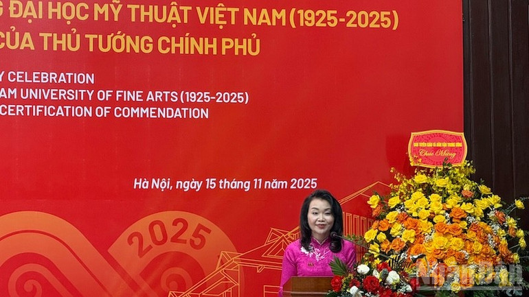 Directeur van de Vietnamese Universiteit voor Schone Kunsten, Dang Thi Phong Lan, sprak tijdens de ceremonie. ndo_br_img-8865-snapseedcopy.jpg